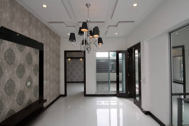 10 Marla Lavish Upper Portion Available For Rent In DHA Phase 8 Air Avenue Hot Location 6
