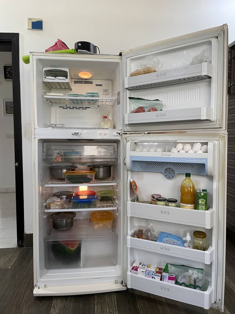 LG Regrigerator - Freezer (GR-R472QVC) 16 Cubic Feet 0