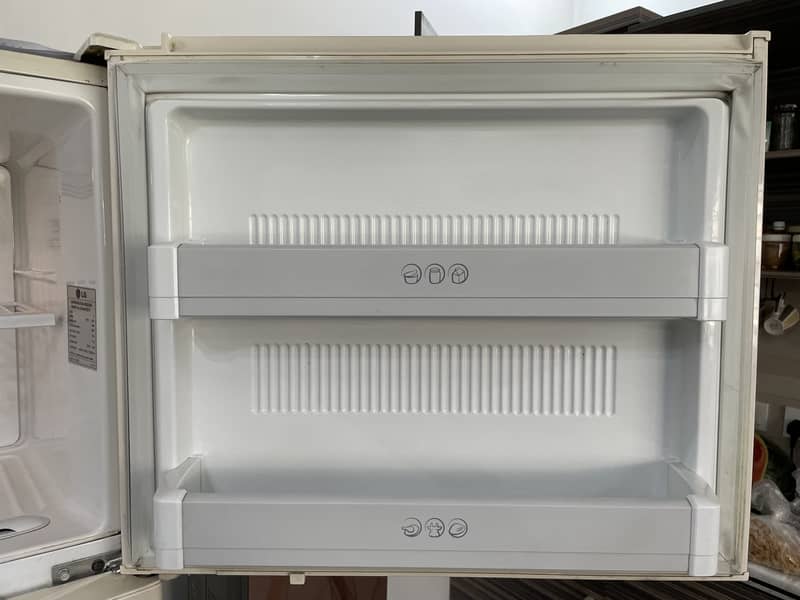 LG Regrigerator - Freezer (GR-R472QVC) 16 Cubic Feet 8