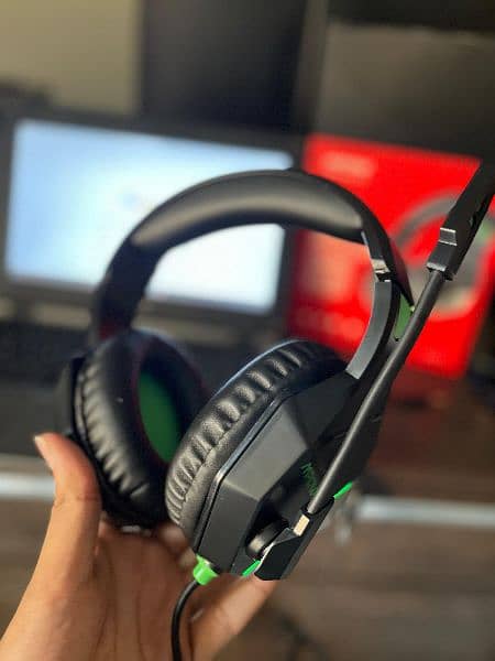 Gaming headset with base audio+noise cancelling 2