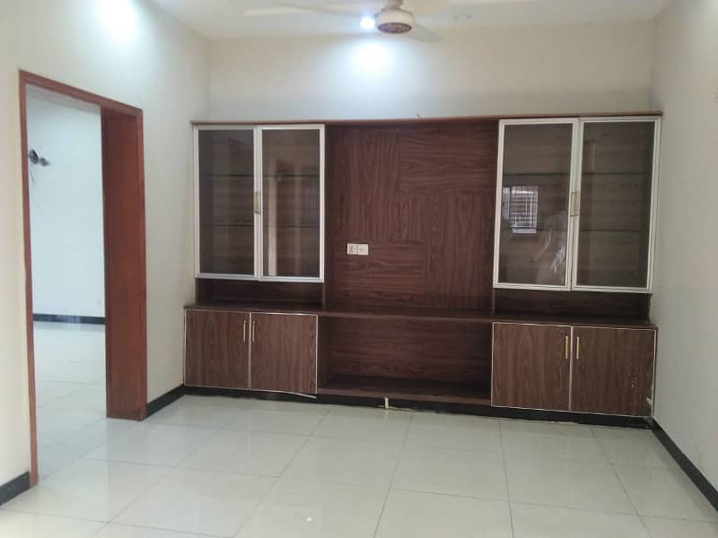 10 Marla Like Brand New Upper Portion Available For Rent In Bahria Town Lahore. 3