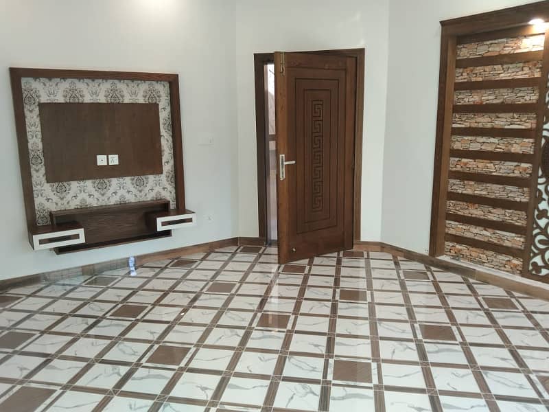 10 Marla Like New Upper Portion Lower Lock Available For Rent In Bahria Town Lahore. 3