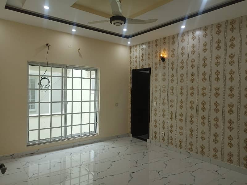 10 Marla Lavish House Available For Rent In Bahria Town Lahore. 3