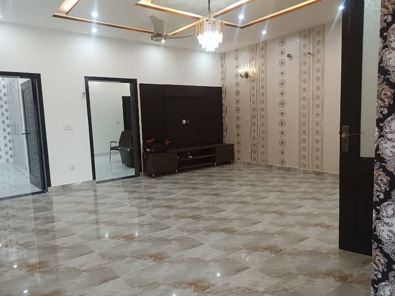 10 Marla Lavish House Available For Rent In Bahria Town Lahore. 4