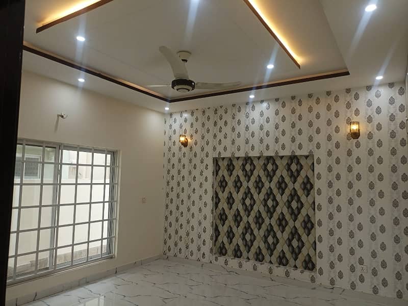 10 Marla Lavish House Available For Rent In Bahria Town Lahore. 5