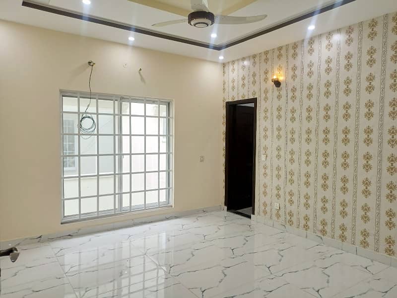 10 Marla Lavish House Available For Rent In Bahria Town Lahore. 8