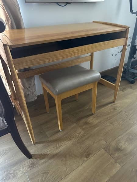 Piano/keyboard table for sale 0