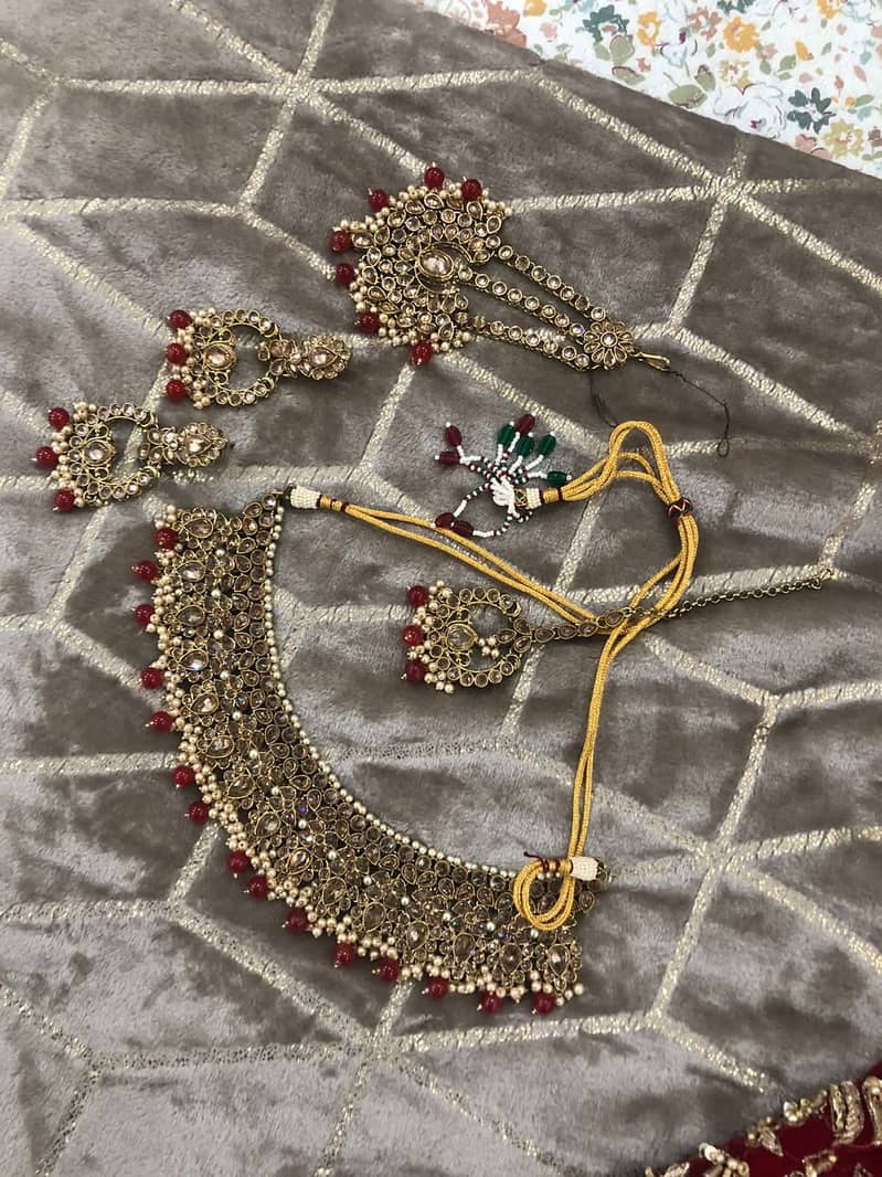 Bridal lehnga with jewelry 3
