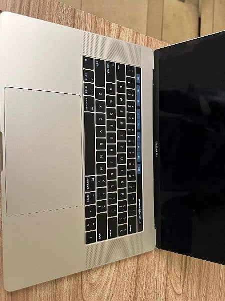 MacBook Pro Core i-7, 2017, 16GB Ram, 512 GB SSD, 15 inch Retina Disp 2
