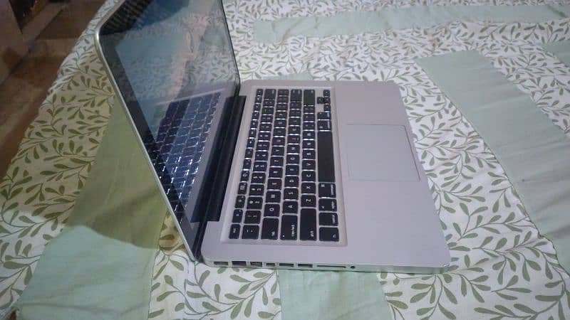 Apple macbook pro 2012  10/10 condition not any single fault in it 2