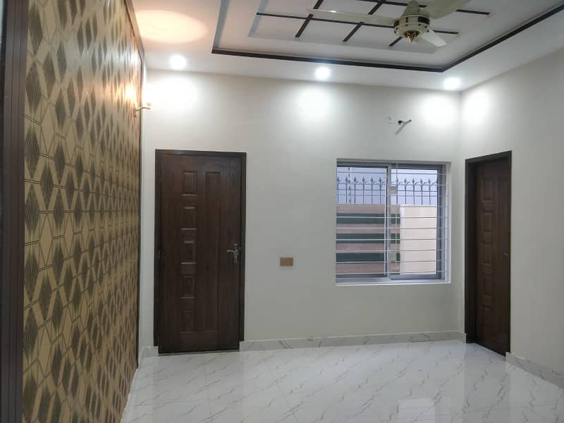 10 Marla Ideal House for Sale in PIA Housing Scheme 7