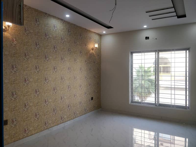 10 Marla Ideal House for Sale in PIA Housing Scheme 25