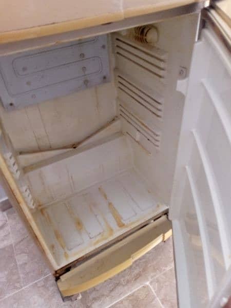 pell refrigerator in used condition 1