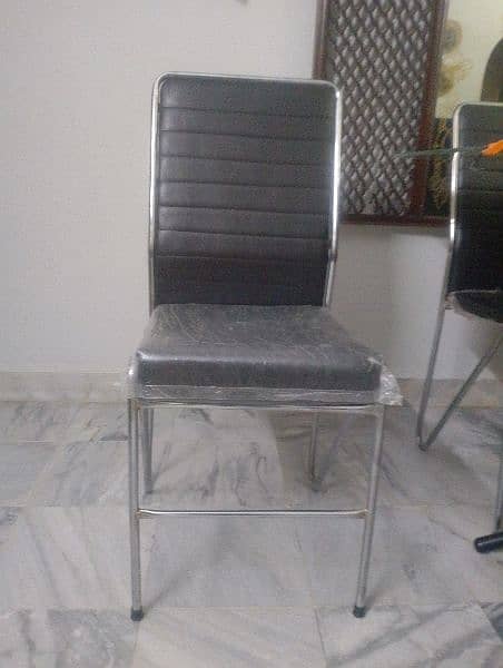 6 seater glass table (black and silver colour) in affordable price 1