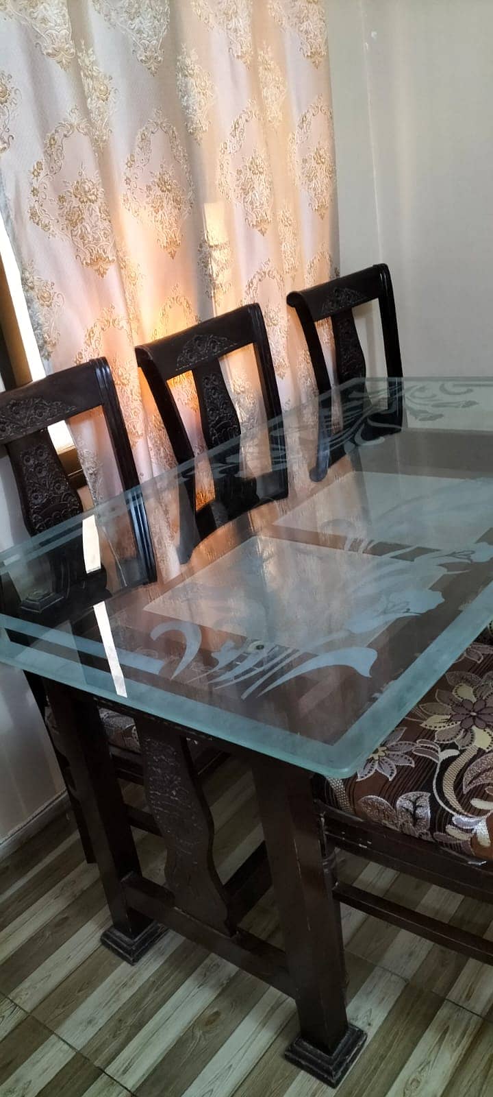 Dining table top glass with 6 chairs. . . excellent condition 6