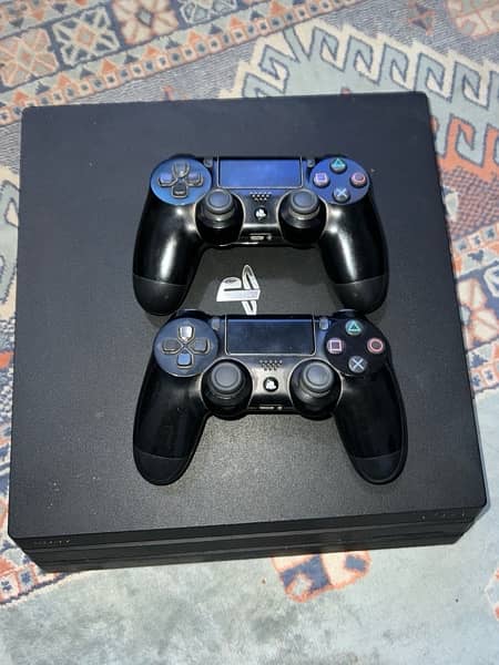 ps4 pro with 2 controllers and 2 games:spiderman and days gone 0