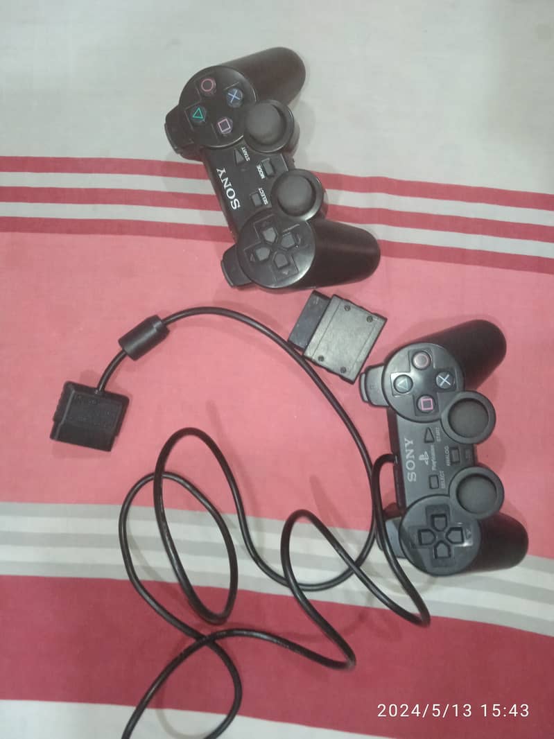 Silver ps2, with two memory card and two controllers. 0