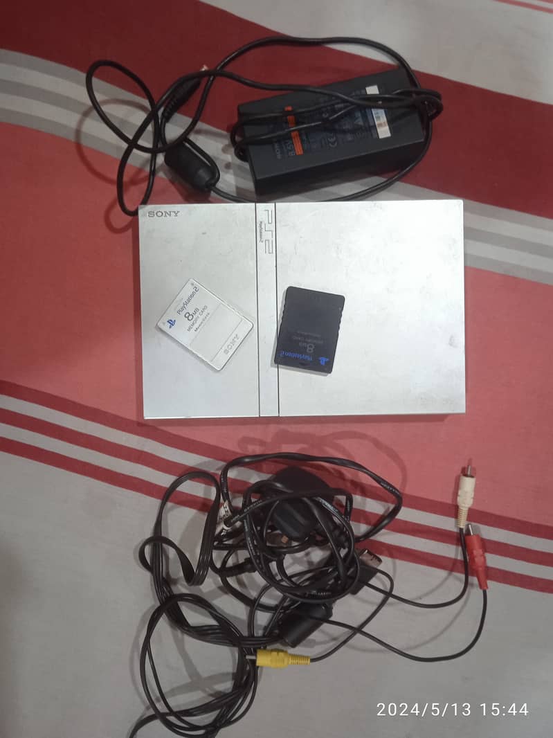 Silver ps2, with two memory card and two controllers. 2