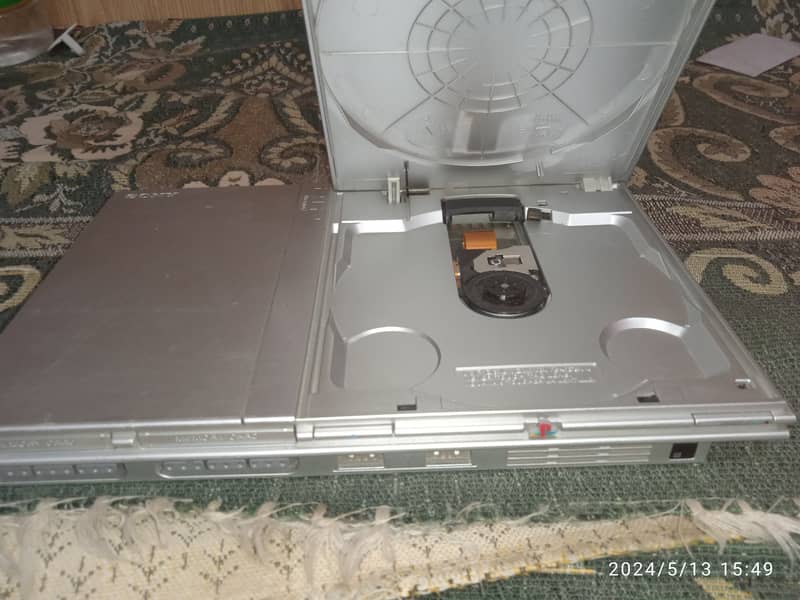 Silver ps2, with two memory card and two controllers. 4