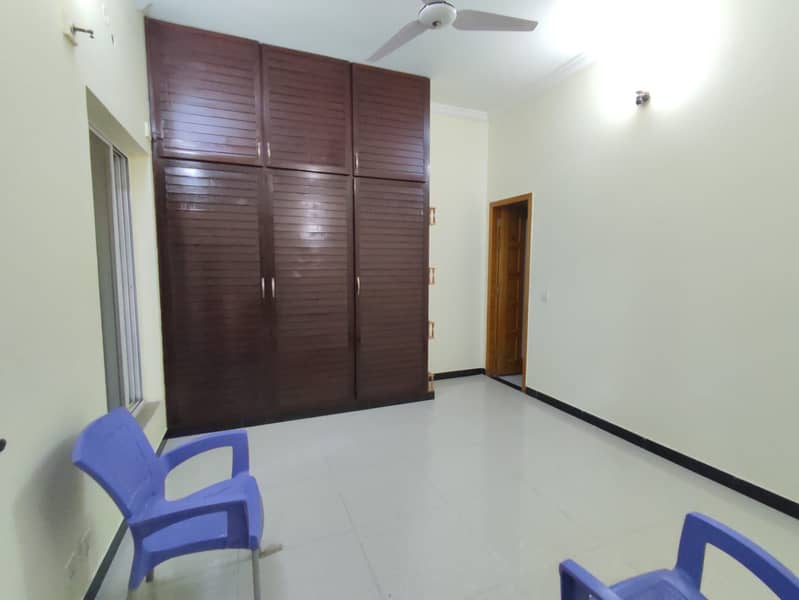 40 80 (14 marla) Basement available for rent in G-13 with all facilities ON IDEAL LOCATION 3