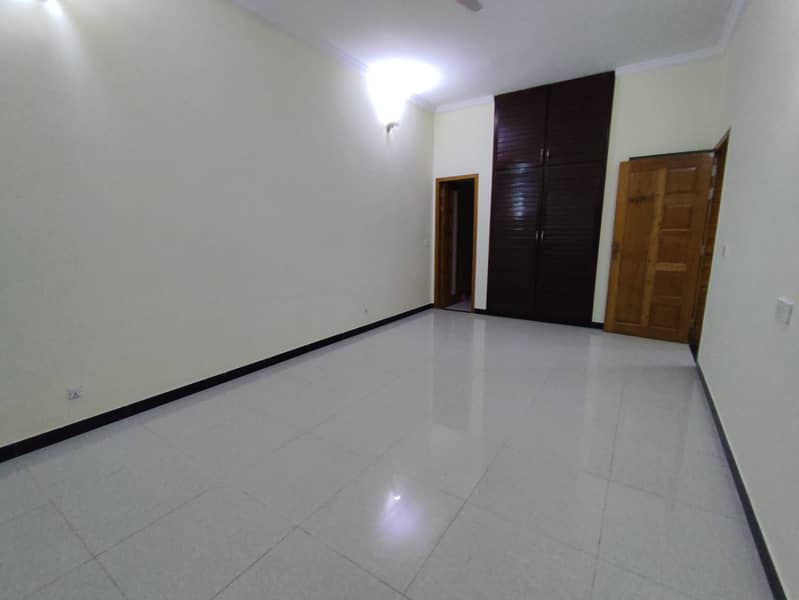 40 80 (14 marla) Basement available for rent in G-13 with all facilities ON IDEAL LOCATION 6