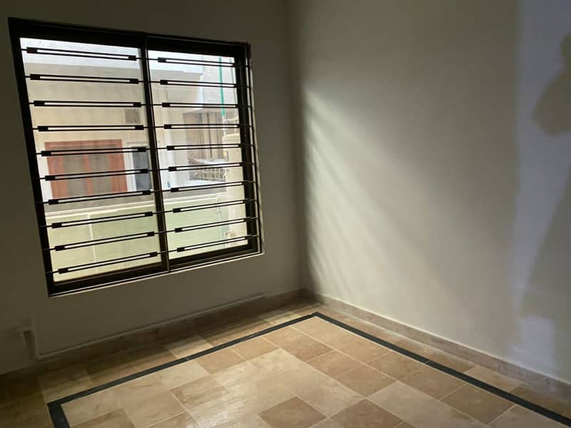 25 40 (4 marla) upper portion available for rent in G-13 5