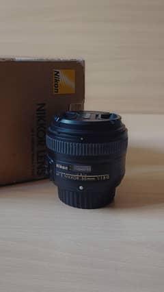 Nikon 50mm f/1.8 G lens with box