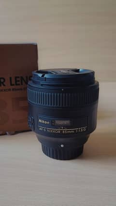 Nikon 85mm f/1.8 G lens with box