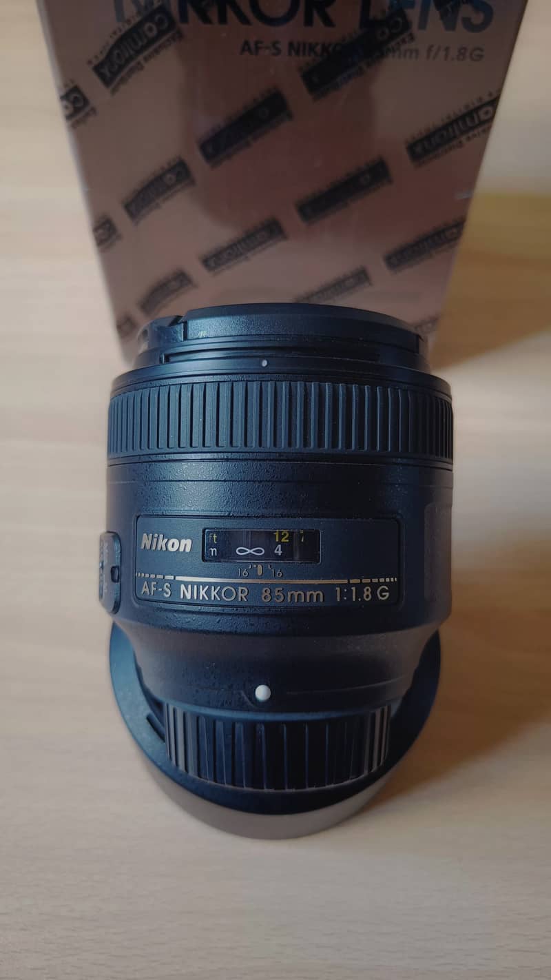 Nikon 85mm f/1.8 G lens with box 1