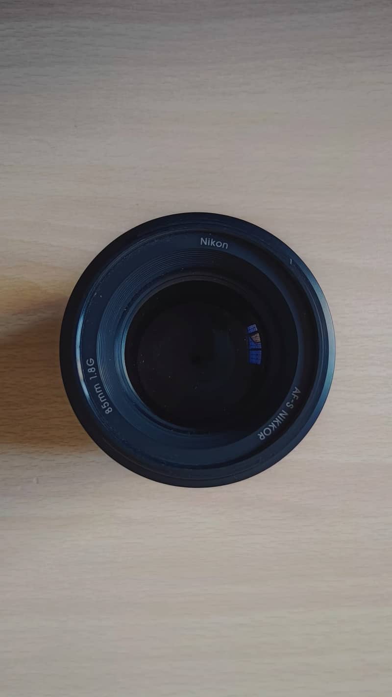 Nikon 85mm f/1.8 G lens with box 2