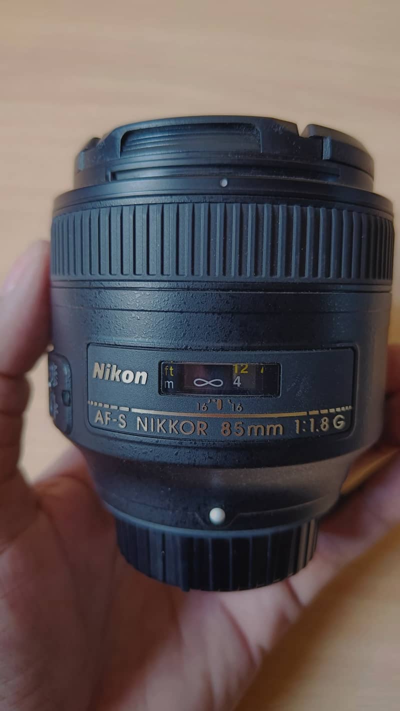 Nikon 85mm f/1.8 G lens with box 4