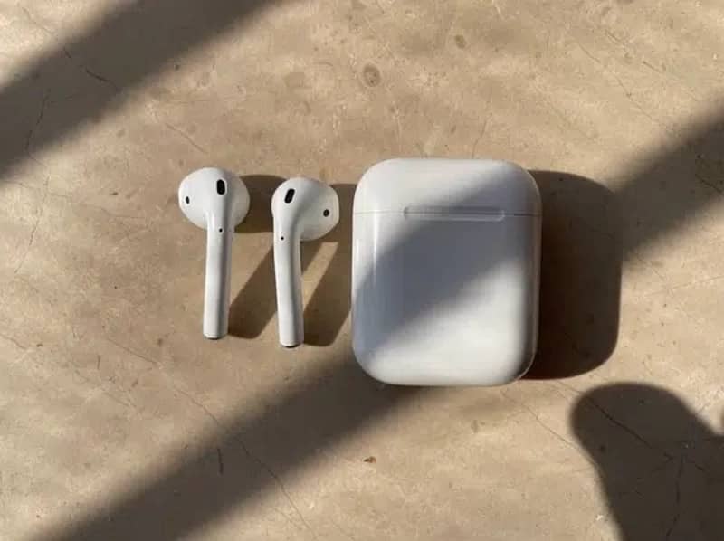 Apple AirPods - 1st Generation (Original) 3