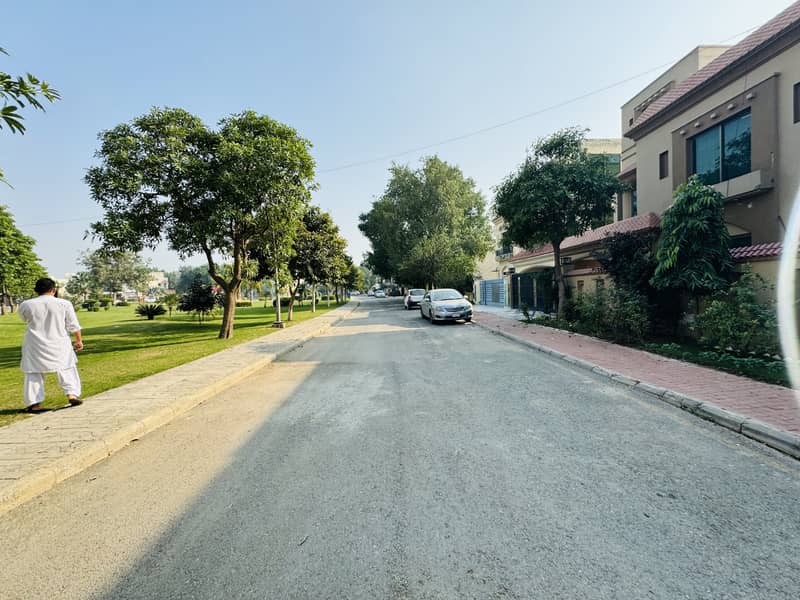 8 Marla Commercial Plots New Deal Open Form Golf View Residencia - Phase 2 Bahria Town, Lahore 1