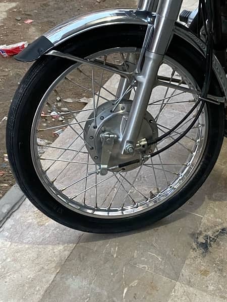 Honda 125  model  2018 achi bike leny waly bhai rabta kren 10