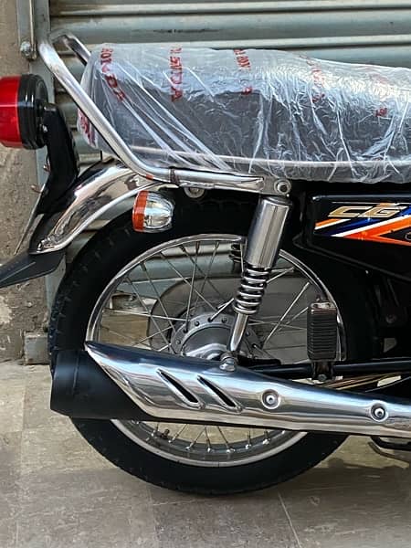 Honda 125  model  2018 achi bike leny waly bhai rabta kren 12