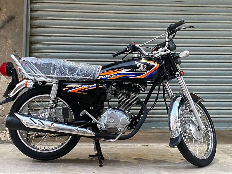 Honda 125  model  2018 achi bike leny waly bhai rabta kren 14