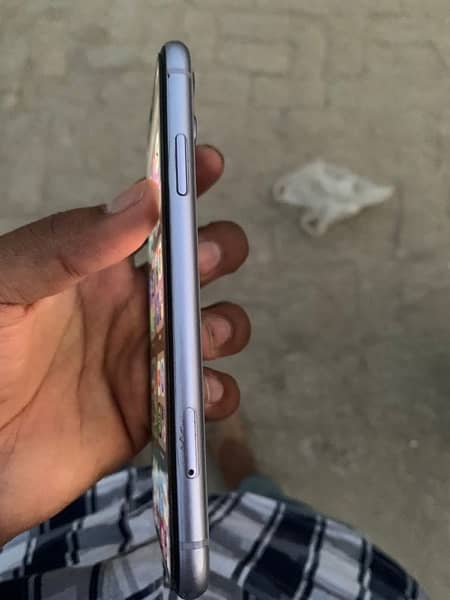 iPhone 11 factory  unlock 128 gb back damage 3