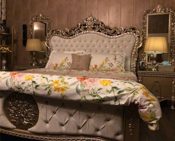 King Size Bed Along with Large Mirrora 4