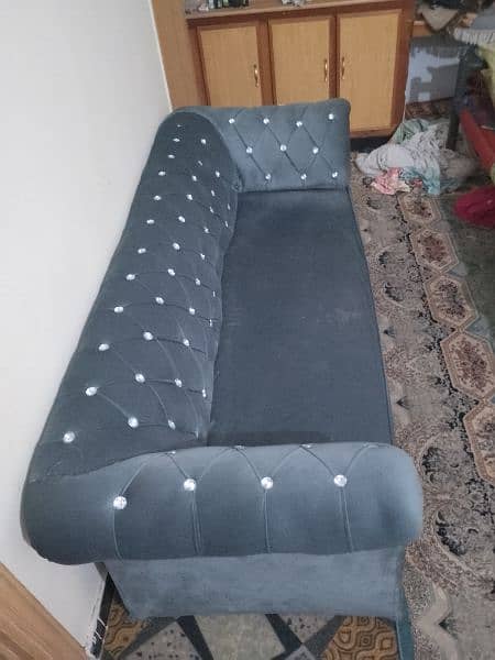 5 seater velvet sofa set is only used for 2 months. 1