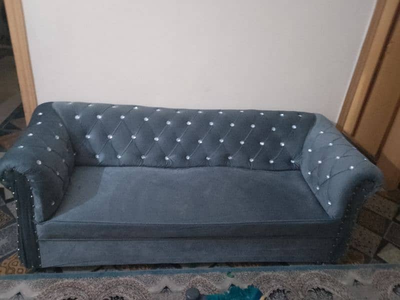 5 seater velvet sofa set is only used for 2 months. 2