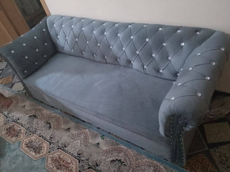 5 seater velvet sofa set is only used for 2 months. 3