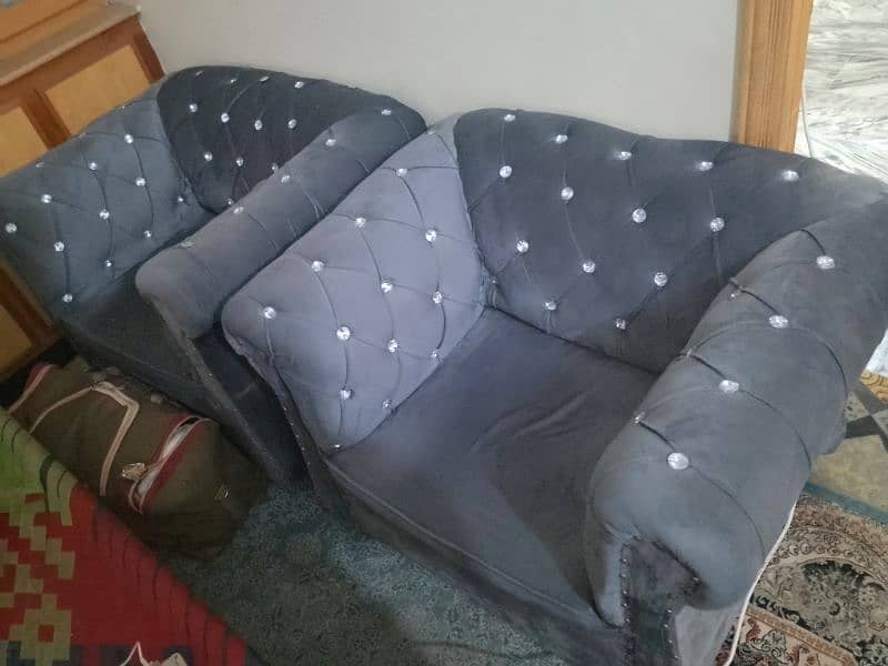 5 seater velvet sofa set is only used for 2 months. 4