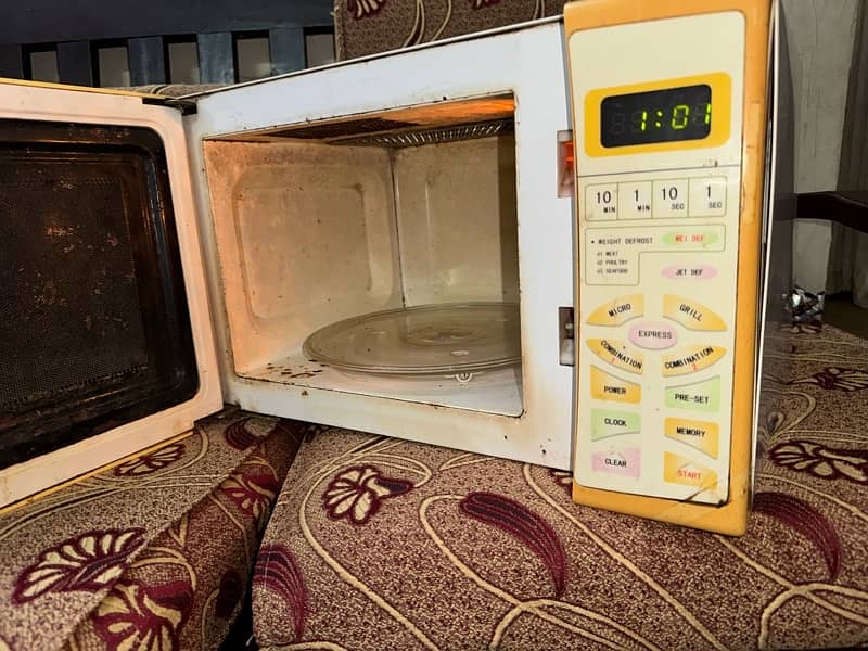 microwave for sale condition 10 by 8 brand super national 4