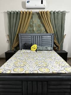 Queen Bed set without mattress