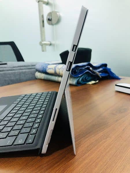 Microsoft Surface Pro 5 16/512 with Fingerprint Keyboard 5