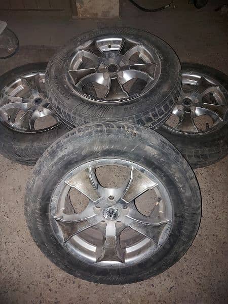 Set of 4
15 inches alloy rims  and tyres 1