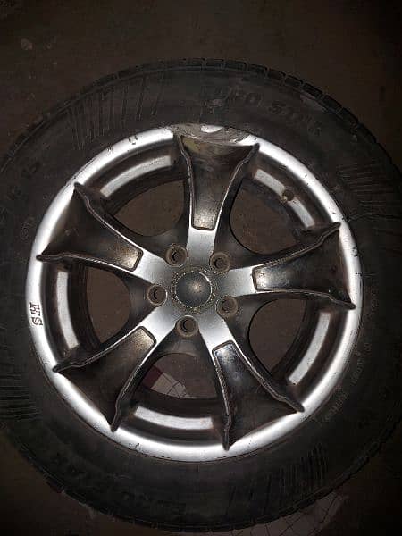 Set of 4
15 inches alloy rims  and tyres 2