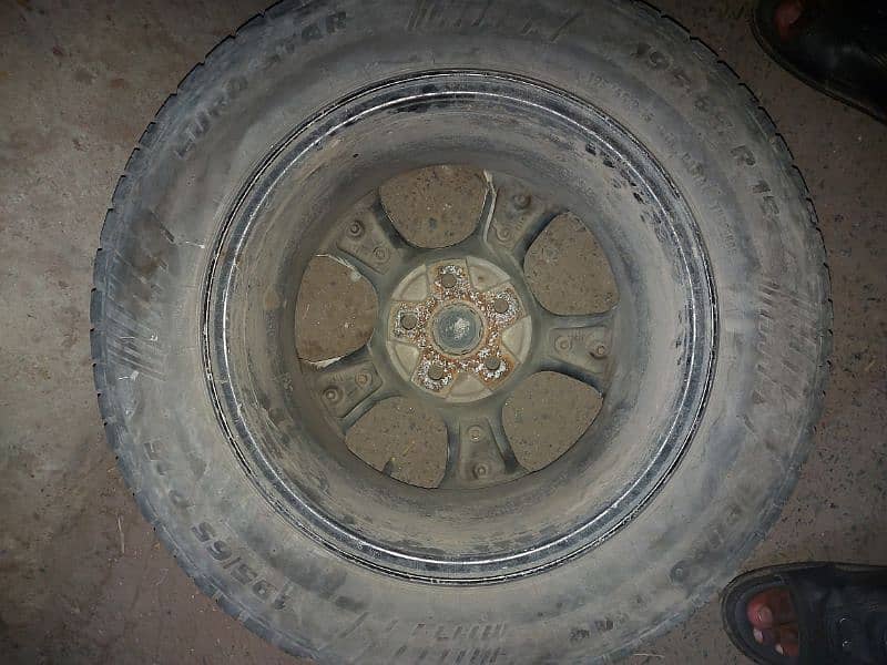 Set of 4
15 inches alloy rims  and tyres 5