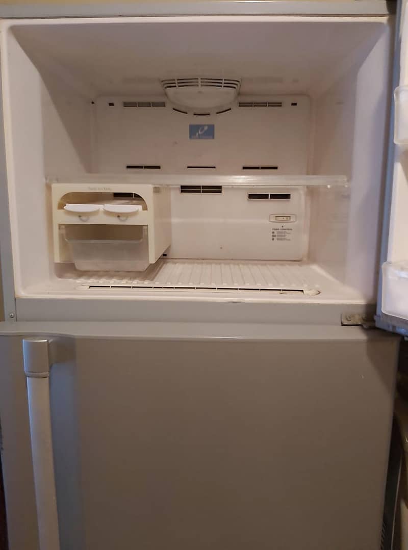 HITACHI REFRIGERATOR NON FROST FOR SELL LIKE BRAND NEW 1