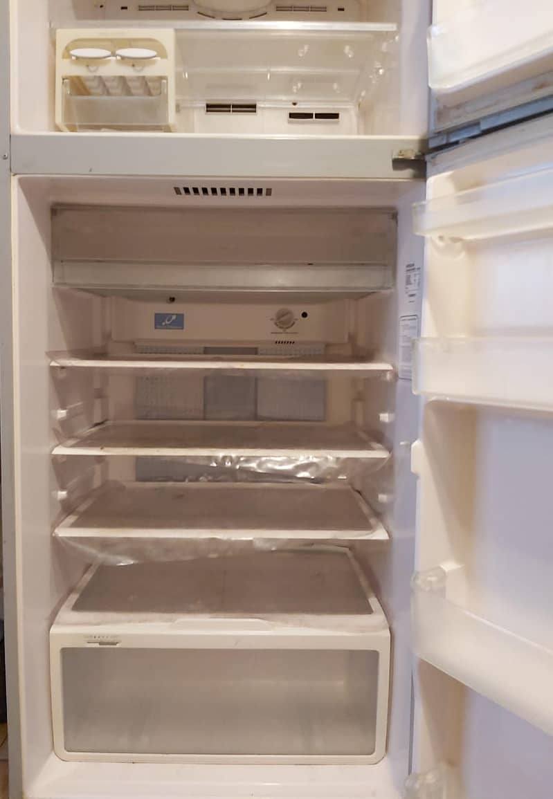 HITACHI REFRIGERATOR NON FROST FOR SELL LIKE BRAND NEW 2